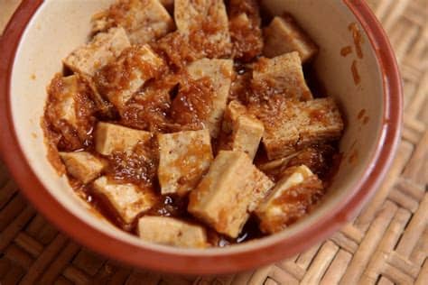 Puedes cortarlo en cubos, triángulos, filetes, o incluso desarmarlo con los dedos para usar en lugar de una hamburguesa de chili, lasaña u otras recetas. Receta de tofu marinado - Unareceta.com