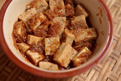 Para ello, si es un bloque ancho, lo cortamos en dos láminas de dos centímetros hecho esto, iremos envolviendo cada pedazo de tofu en un paño limpio o en papel de cocina, y apretaremos ligeramente con las manos para. Receta de tofu marinado - Unareceta.com