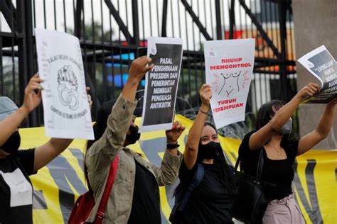 Indonesia Parliament Ratifies Criminal Code That Bans Sex Outside