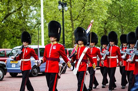 This Is Why The Queens Guard Wear Bearskin Hats Sofrep