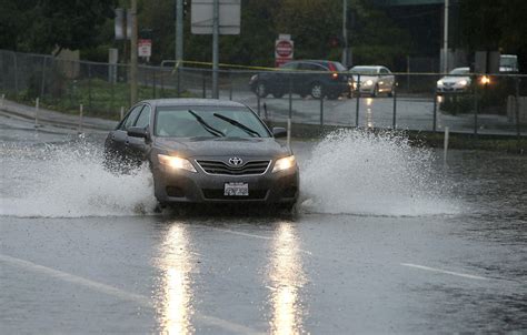 why driving in the rain is way more dangerous than you think carbuzz