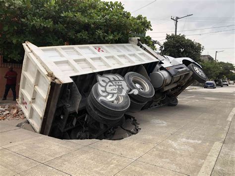 Socavón Se Traga Camión De Volteo En Calles De Veracruz