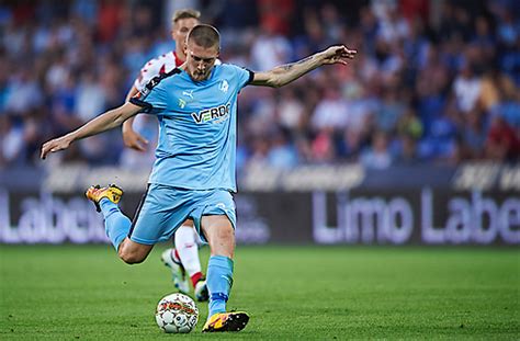 61 60 59 64 64 83. RFC-træner suspenderer Kauko fra træning