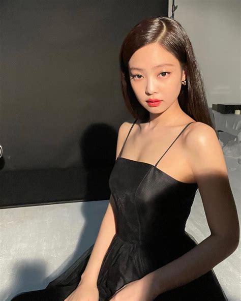 Blackpink S Jennie Goes Viral After Showcasing Her Flawless Visuals And