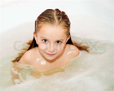 Kleines Mädchen nimmt ein Bad Stock Bild Colourbox