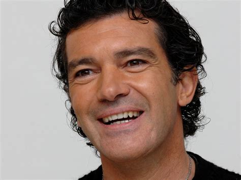 2 agohomenaje a los 33. La nueva inversión de Antonio Banderas — Radio Imagina