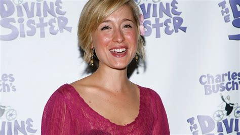 Who Is Allison Mack Smallville Actress Arrested For Her Role In Nxivm