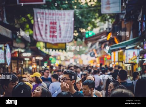 Crowds In Muslim Quarter In Xian Stock Photo Alamy