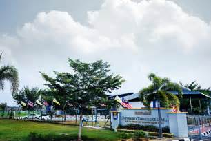 It is the district capital and largest town in hilir perak district and third largest town in the state of perak with an estimated population of around 120,000, or about half of hilir perak district's total population (232,900). Teluk Intan Campus