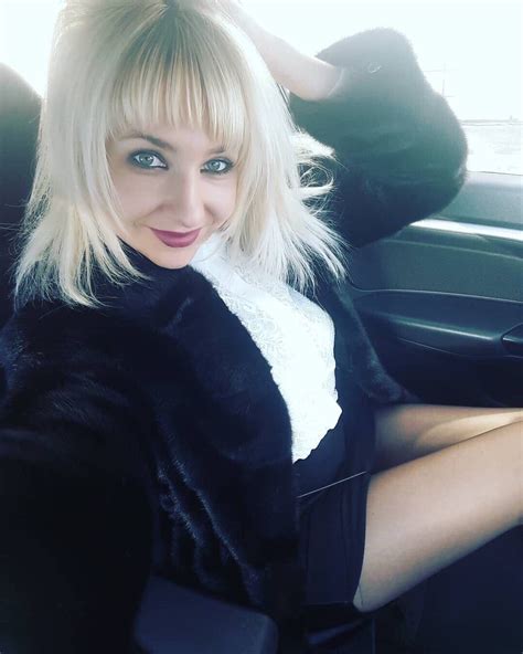 Yourateme Sweet Blonde Lady Makes A Selfie In Her Car