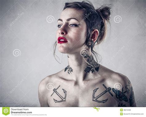 Donna Alternativa Con I Lotti Dei Tatuaggi Immagine Stock Immagine Di Alternativa Ragazza