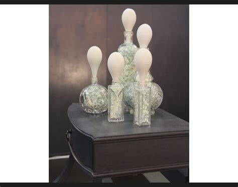 Leurs strophes correspondent à une phrase musicale et un refrain est toujours présent. Lampes veilleuses Courtoise de Maisonnée