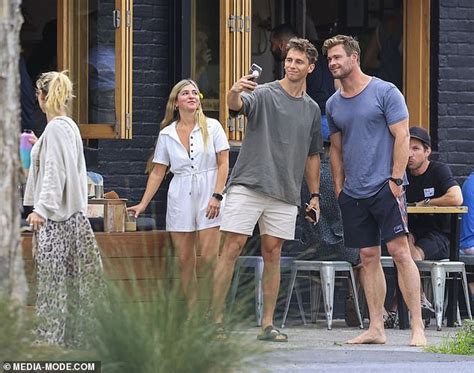 Chris Hemsworth And Wife Elsa Pataky Go Barefoot As They Enjoy A Low