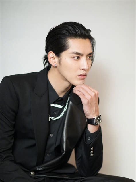 Wu yi fan (chinese:吴亦凡, pronounced ǔ î fân; 吴亦凡黑色西装帅气写真,高清图片-壁纸族