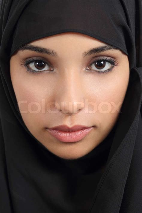Portræt af en smuk arabisk kvinde ansigt med en sort tørklæde Stock