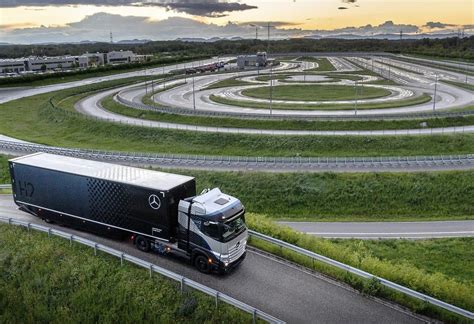 Hydrogen Based Fuel Cell Trucks Get Boost From Daimler Shell F L Asia
