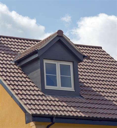Le chien assis de toiture, également appelé lucarne de toiture, est une variété de fenêtres de toit, avec toutefois quelques spécificités. Chien assis sur toiture : prix, pose - Guide complet 2018 - Prix-de-pose.fr