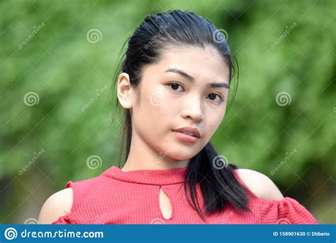 Una Bella Y Seria Joven Filipina Foto De Archivo Imagen De Juventud