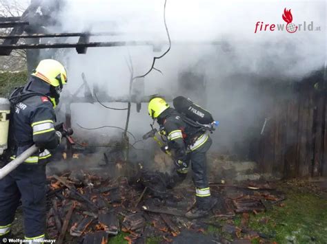 Oö Zwei Feuerwehren Bei Hüttenbrand In Alkoven Im Einsatz Video