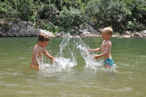 Twee Jongens Die Met Water Spelen Stock Foto Afbeelding Bestaande Uit