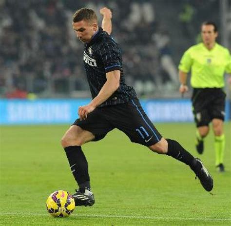 Lukas podolski hat zu seinem ersten sieg mit inter mailand eine torvorlage beigesteuert, auch sonst brachte sein spiel die mannschaft voran. sp-Fußball-Italien-Mailand-Inter-Podolski-Startelf ...
