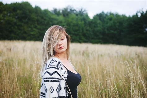 женщина стоящая на рисовом поле блондинка девушка женщина глаза глаза закрыты hd обои