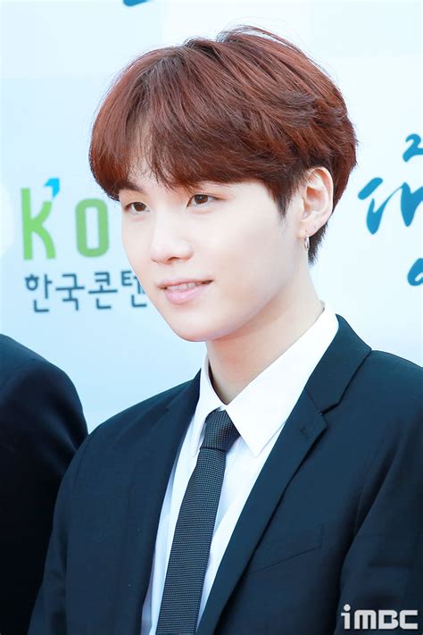 Most egy rövidke bejegyzést hoztam nektek: 포토 방탄소년단 슈가, 훈장받을 생각에 만개한 미소