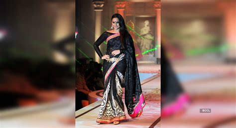 Sonakshi Sinha Walks The Ramp In Rajguru Sarees At A Fashion Show She Looks Beautiful In A