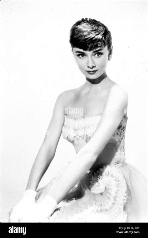 1954 Le Titre Du Film Réalisateur Sabrina Billy Wilder Photo Audrey Hepburn à Genoux