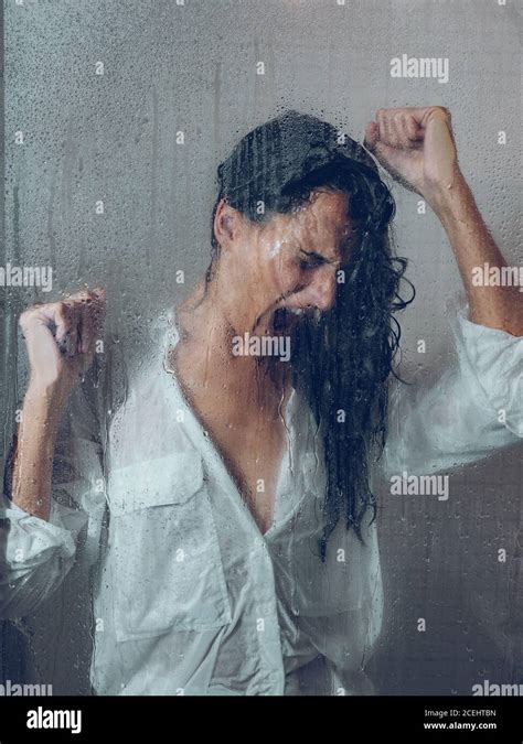 Woman In Shower Crying Hi Res Stock Photography And Images Alamy