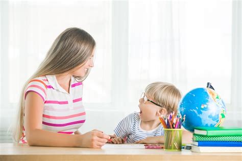 Criança Adorável Que Estuda Com Sua Mãe Em Casa Família Fazendo Dever