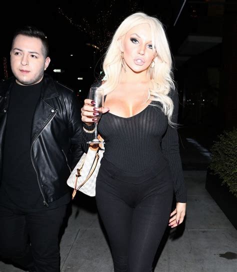 See actions taken by the people who manage and post content. Mikä povi! Courtney Stodden asteli tiukassa asussa