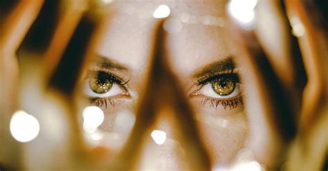 Behind her eyes is a series that will become the most happening one in netflix. Get Cast in New Netflix Thriller Series 'Behind Her Eyes'