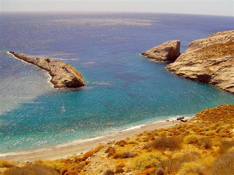 Νέες αποκαλύψεις για το έγκλημα στη φολέγανδρο και την αιτία του καβγά που οδήγησε στη δολοφονία της 26χρονης γαρυφαλλιάς. Φολέγανδρος - TravelMagic