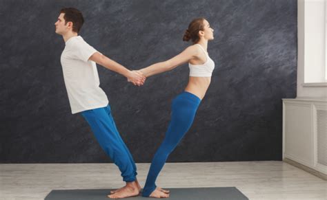 Yoga em dupla 15 exercícios e benefícios incríveis dessa atividade