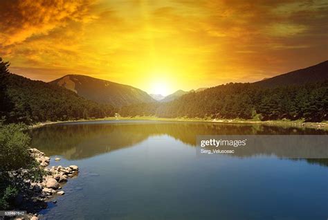 Sunrise Over Lake And Mountains Stockfoto Getty Images