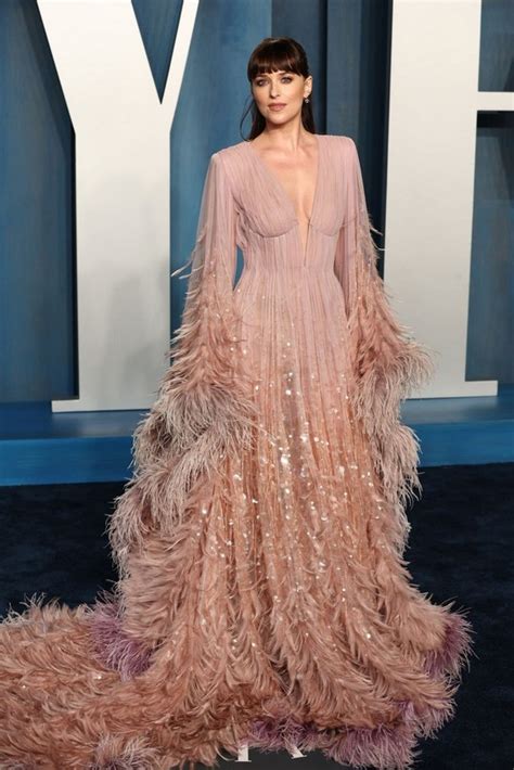Dakota Johnson Flaunts Braless Tits In Deep Cleavage At 2022 Vanity Fair Oscar Party 10 Photos