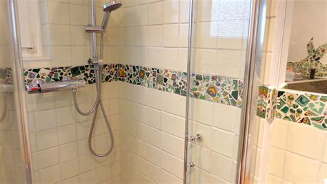 Die auffällig gemusterte tapete das leuchtende orange der badewanne und schließlich das fast schon grelle schachbrettmuster auf den dielen funktionieren als starke eyecatcher in diesem extravaganten badezimmer. mexiko-fliesen.de - Mexiko-Fliesen Shop.