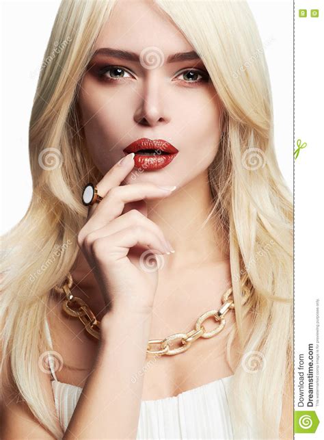 Jeune Beau Femme Avec Le Renivellement Fille Blonde Sexy En Bijoux Blond Photo Stock Image Du