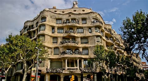 Visiter La Casa Milà à Barcelone Aussi Surnommée La Pedrera