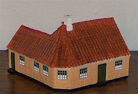 Huset er h.c.andersens fødested, og her boede han med sin mor til han i 1819 flyttede til københavn. Modeller af H.C. Andersens Hus i Odense
