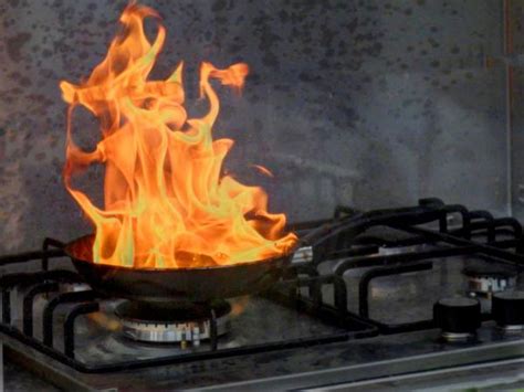 How Do You Put Out A Gas Stove Fire - How To Put Out A Gas Fire With A Fire Extinguisher