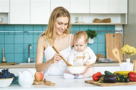 Joven Madre Está Cocinando Y Jugando Con Su Pequeña Hija En Una Cocina