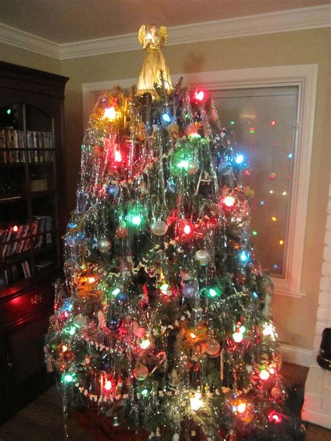 What makes this northern european style so special? Bubble lights, tinsel, popcorn and cranberry garland ...