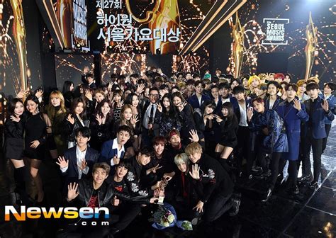 The winners are selected from the past year of releases by calculating 20% mobile votes, 10% sports seoul's popularity poll, 40% digital. 2018 Seoul Music Awards Reveals Family Photo Featuring All ...