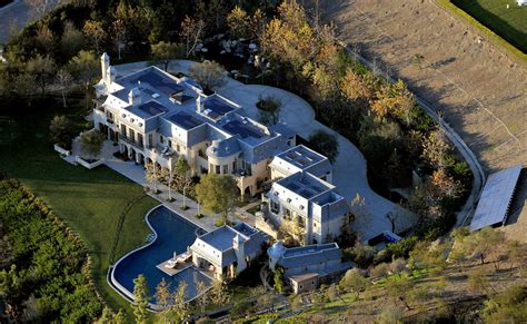 Its Official Tom Brady Gisele Bundchen Sell Brentwood Mansion To Dr