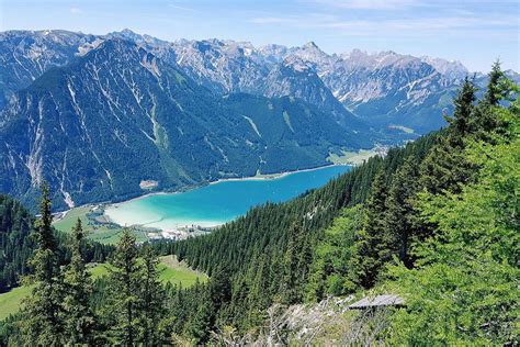 Tirol ist eine region in mitteleuropa in den alpen, die sich vom westen österreichs bis in den norden italiens erstreckt. De Achensee, 500km wandelroutes rond kraakhelder meer in Tirol