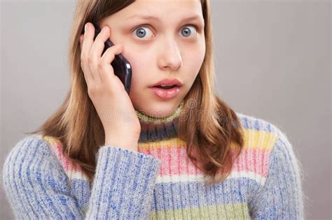 Ritratto Di Una Ragazza Teenager Sveglia Con Il Telefono Fotografia