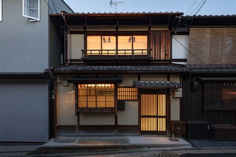 Kooo Architects 는 일본 전역에서 발견되는 전통적인 목조 주택으로 역사적인 교토의 수도에서 특히 대표되는