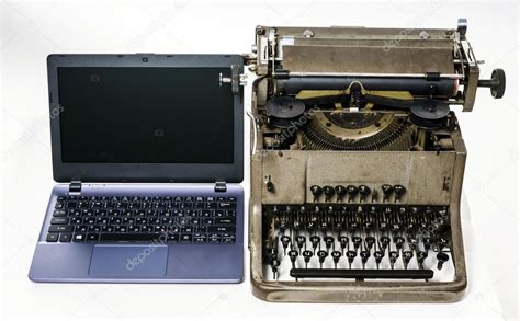 Nueva Laptop Computadora Vs Viejo Vintage Máquina De Escribir — Fotos
